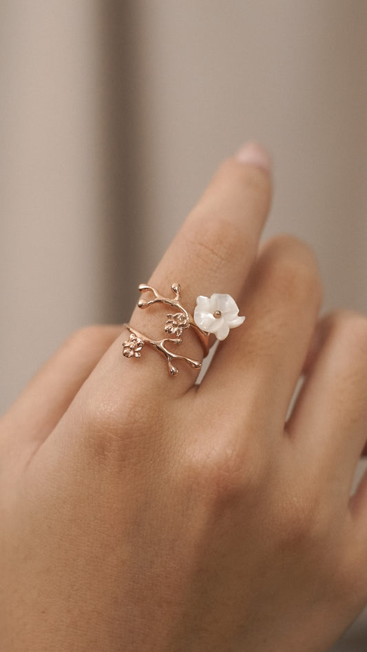 Phaluna Ring with Mother of Pearl