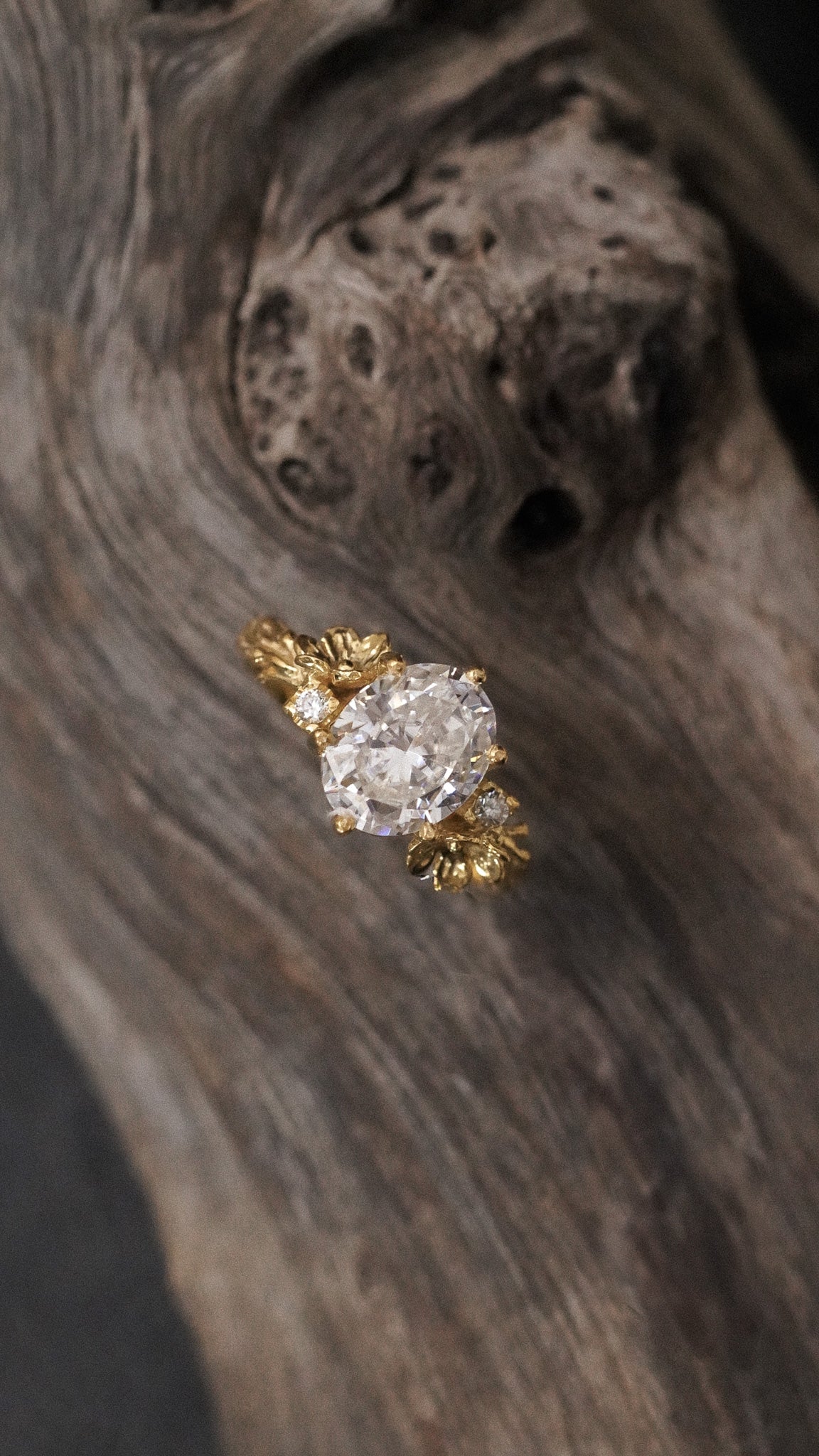 Mekar Ring with Oval Stone in 18K Gold