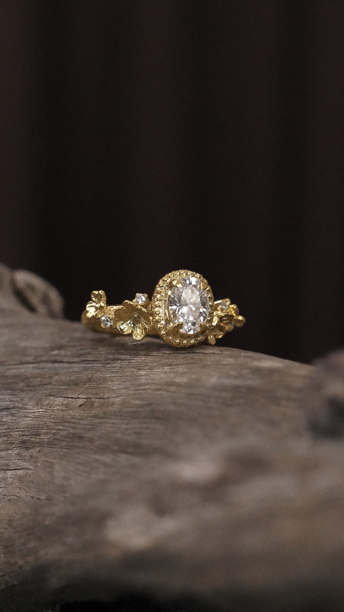 Ayana Ring with Oval Stone in 18K Gold