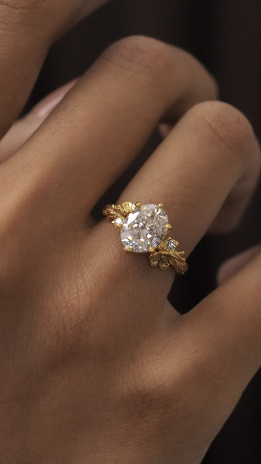 Mekar Ring with Oval Stone in 18K Gold