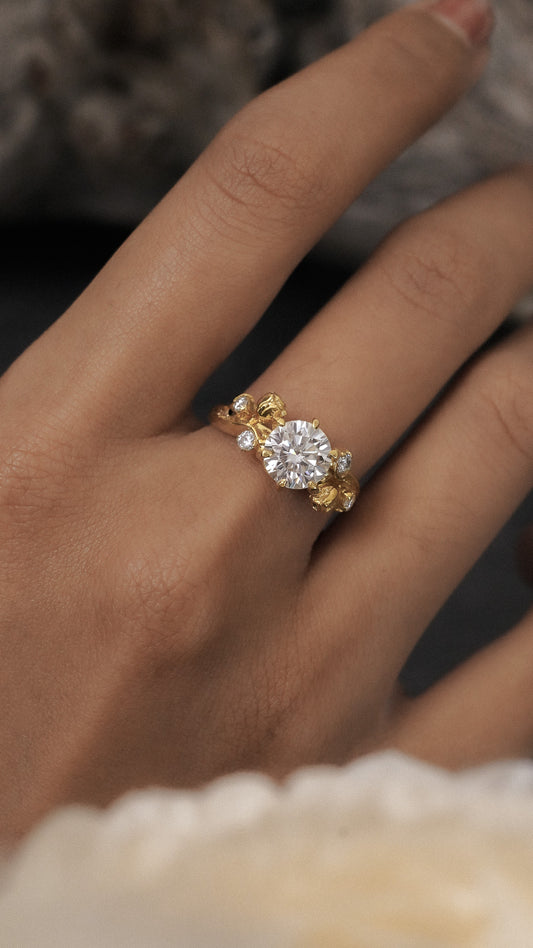 Alya - Tulip Ring with Round Stone in 18K Gold