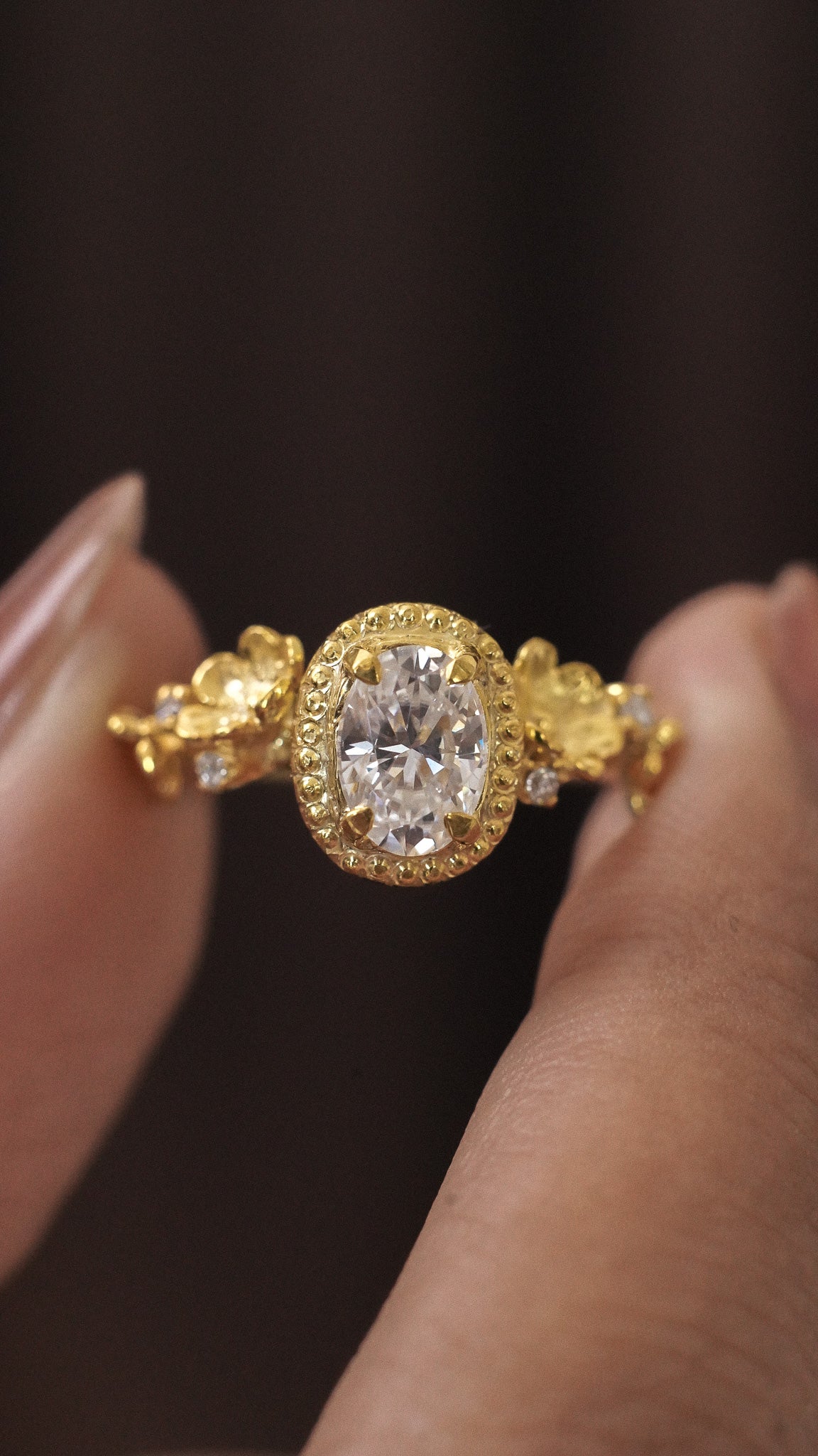 Ayana Ring with Oval Stone in 18K Gold