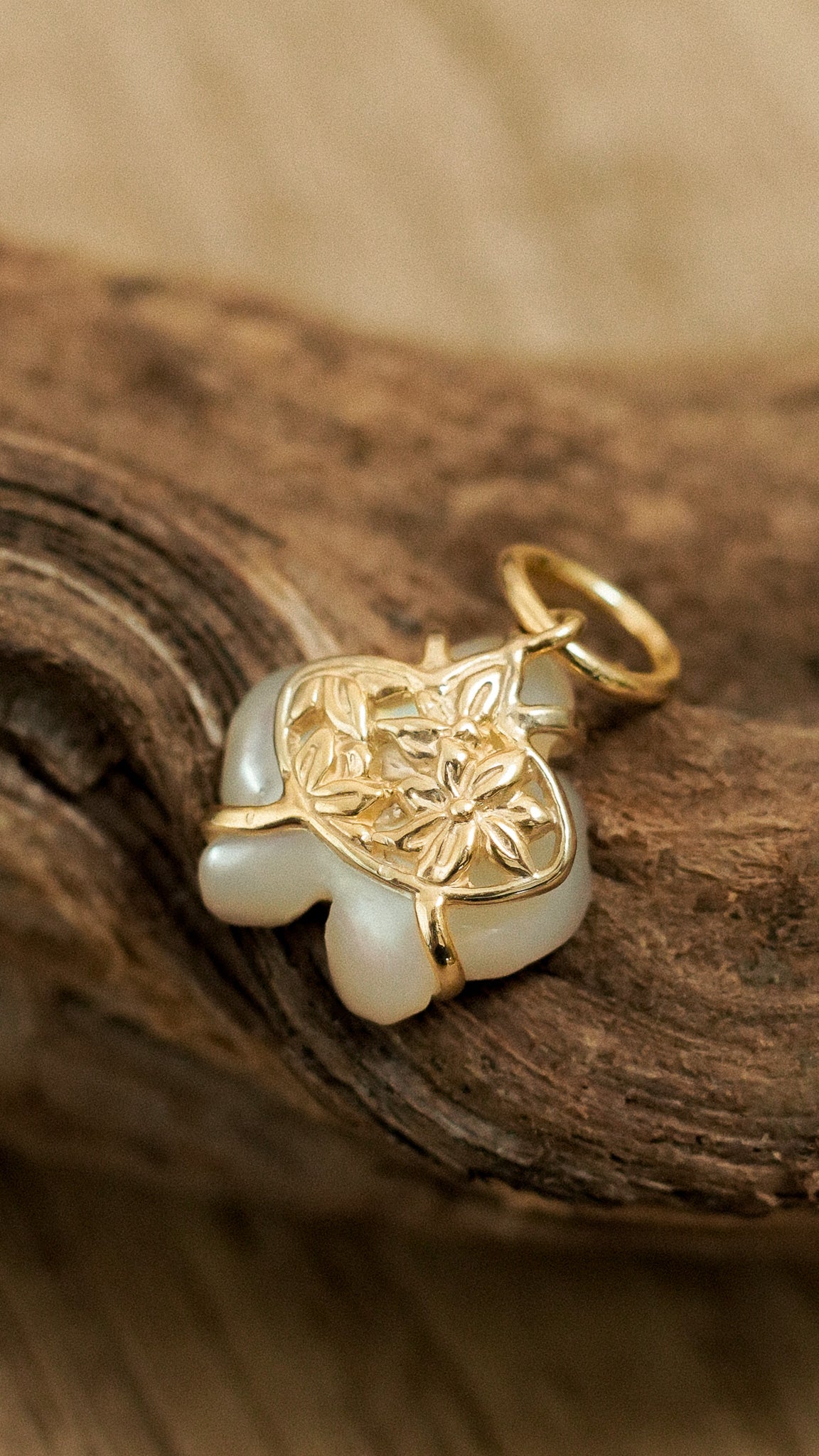 Phaluna Charm with Mother of Pearl