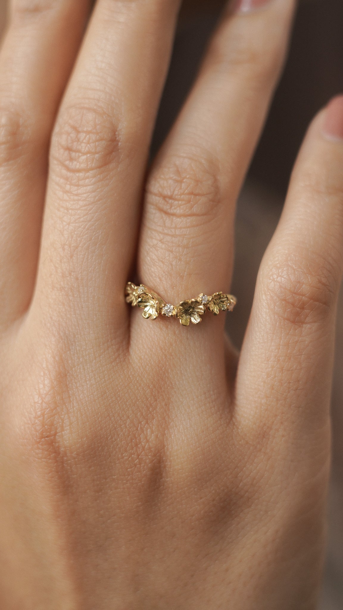 Lila Ring with Round Stone in 18K Gold