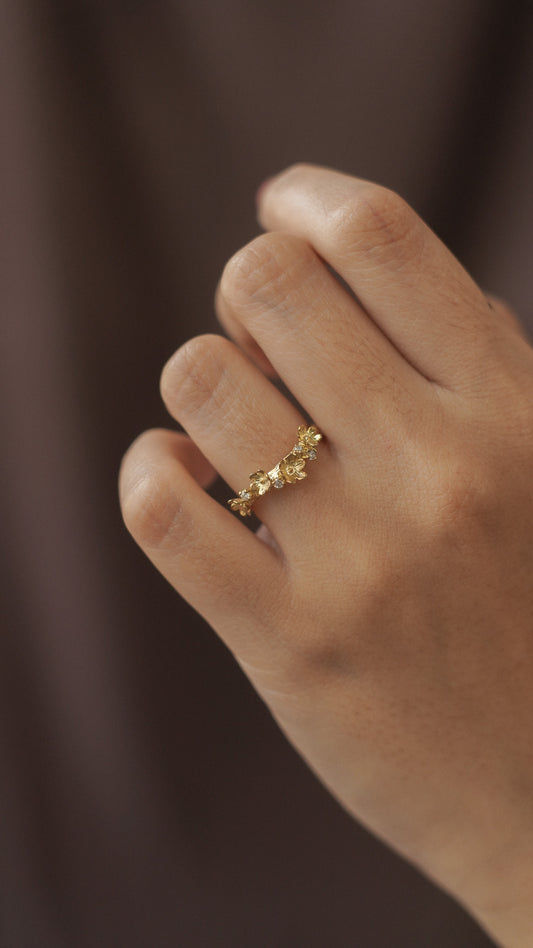 Sora Ring with Round Stone in 18K Gold