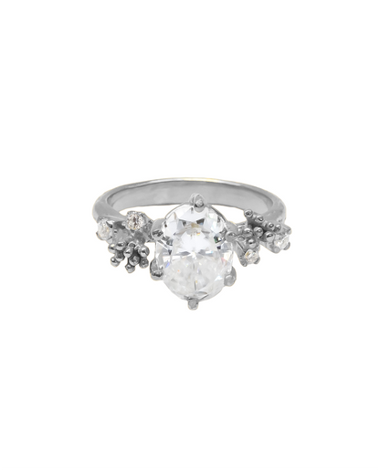 Benih Ring with Oval Stone in 18K Gold