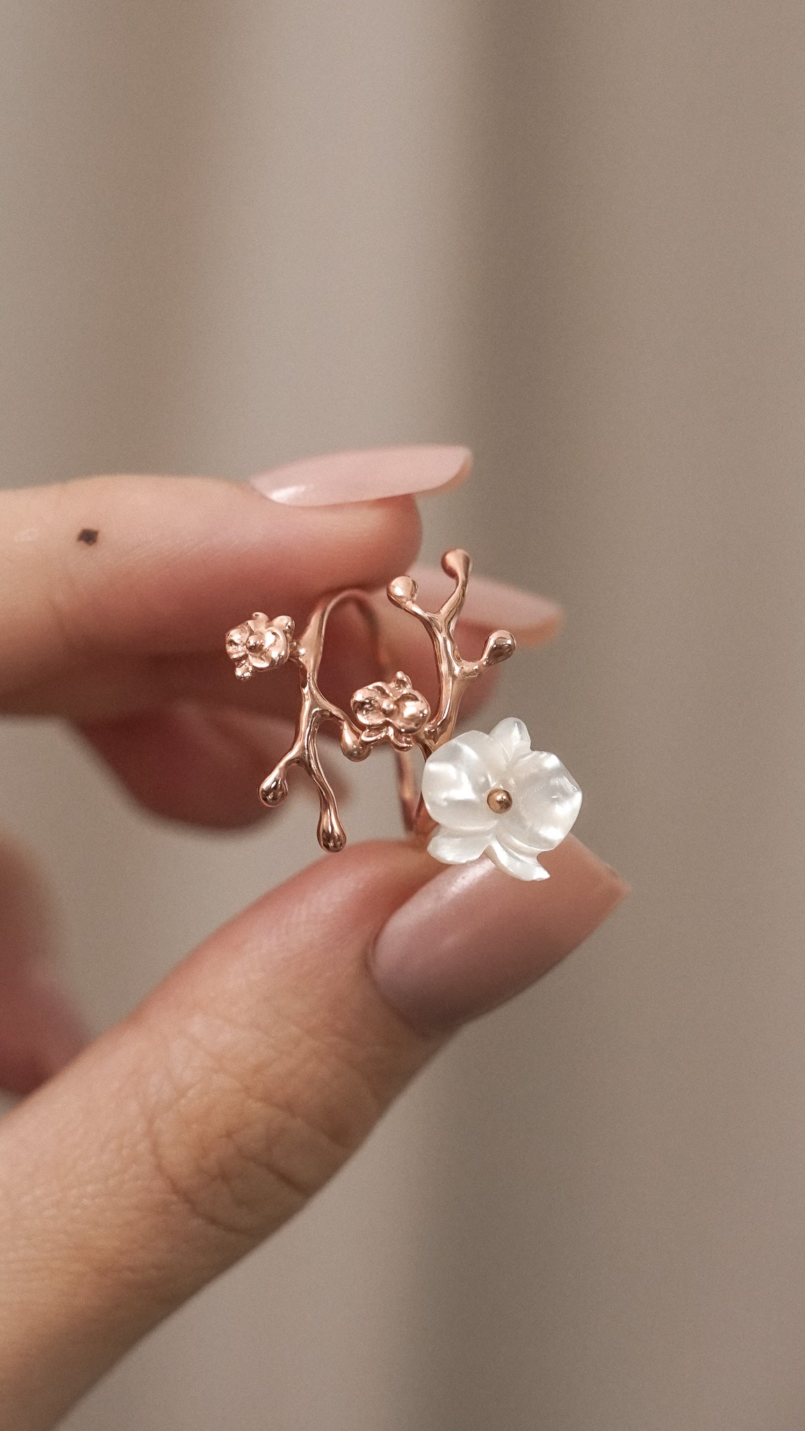 Phaluna Ring with Mother of Pearl