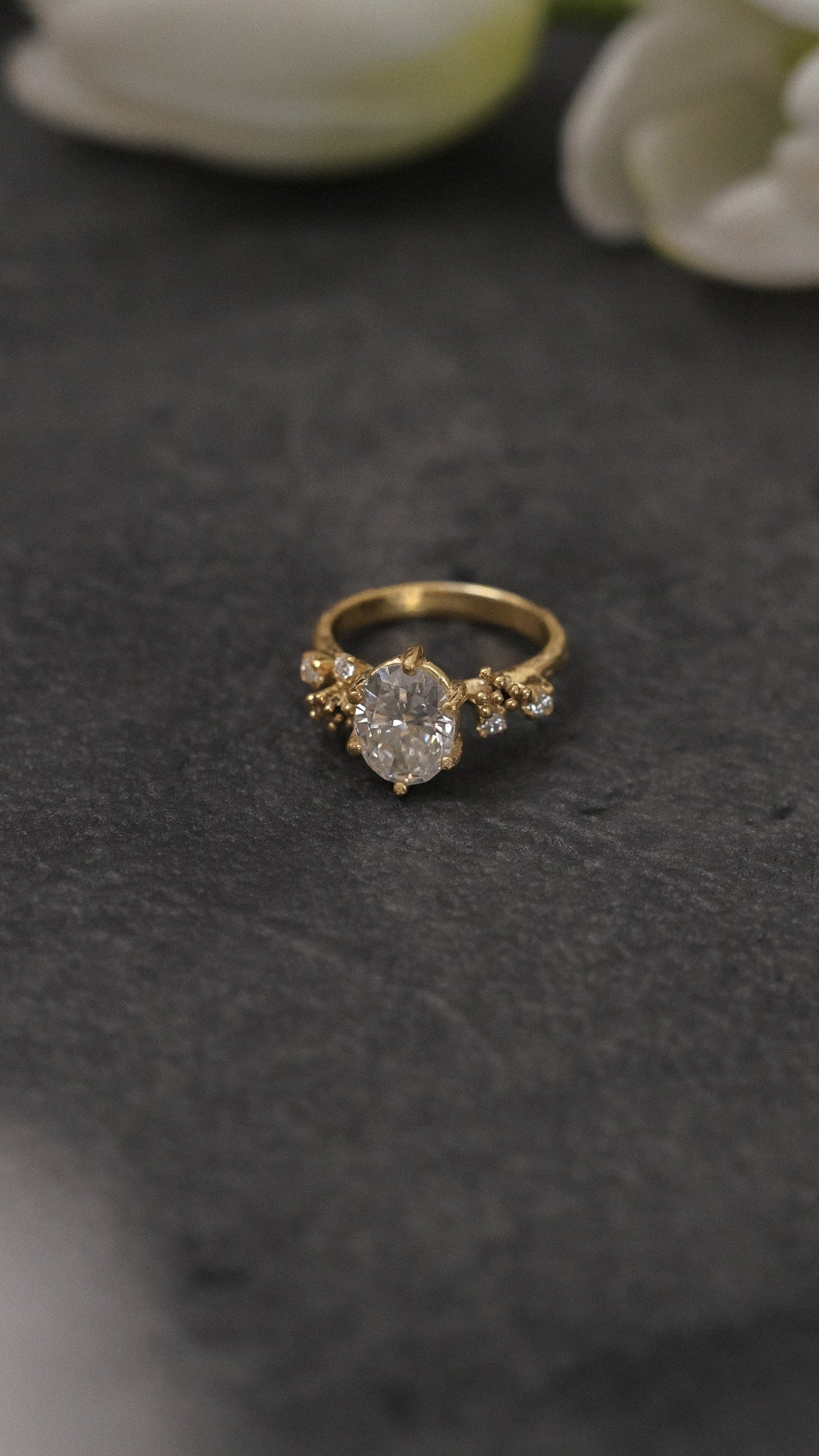 Benih Ring with Oval Stone in 18K Gold