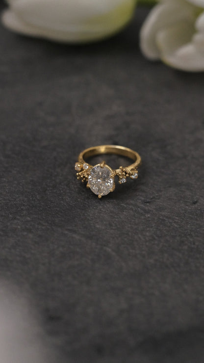 Benih Ring with Oval Stone in 18K Gold