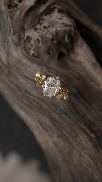 Benih Ring with Oval Stone in 18K Gold