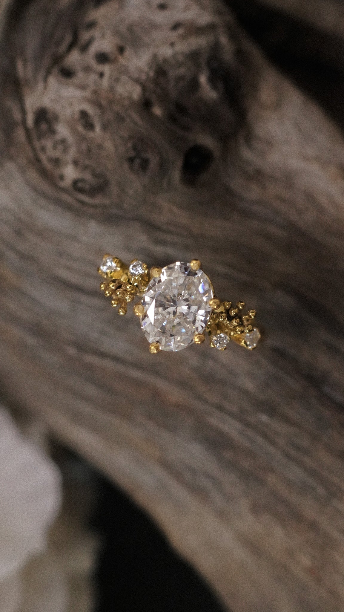 Benih Ring with Oval Stone in 18K Gold