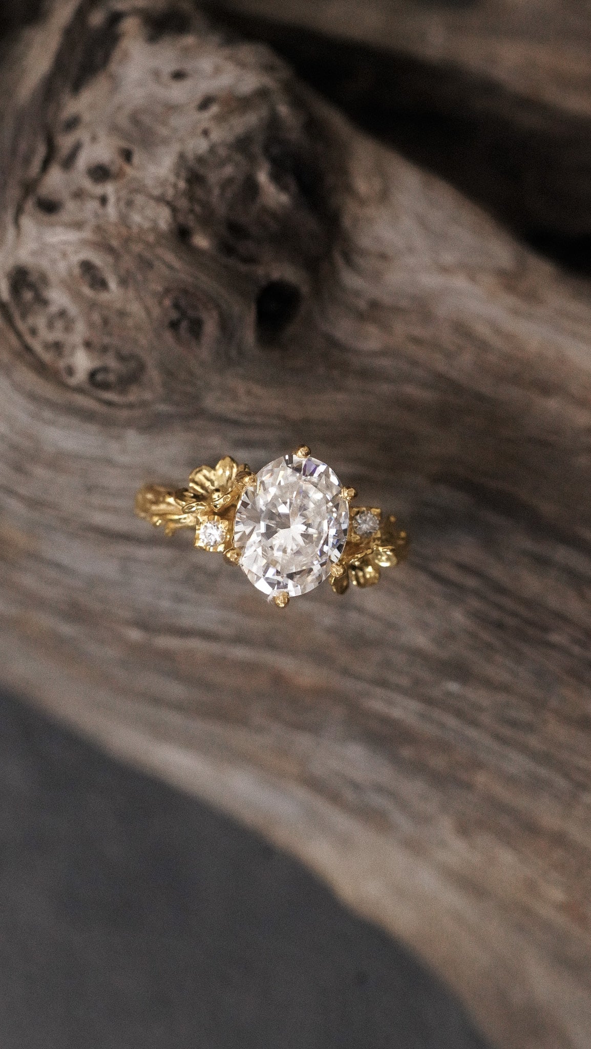 Mekar Ring with Oval Stone in 18K Gold