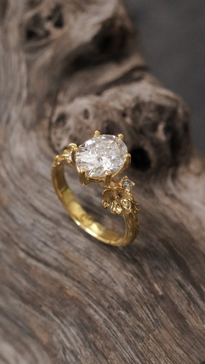 Mekar Ring with Oval Stone in 18K Gold