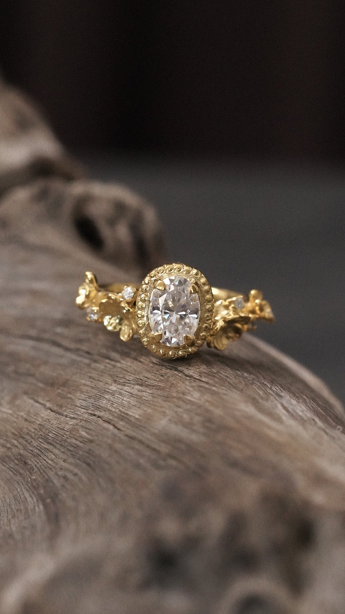 Ayana Ring with Oval Stone in 18K Gold