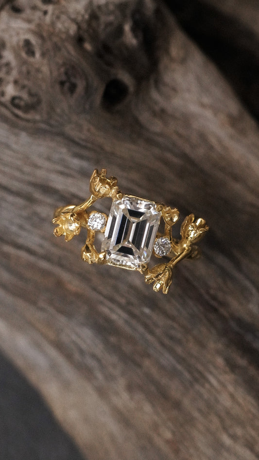 Cahya Senja - Tuberose Ring with Emerald Stone in 18K Gold