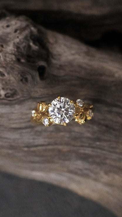 Alya - Tulip Ring with Round Stone in 18K Gold