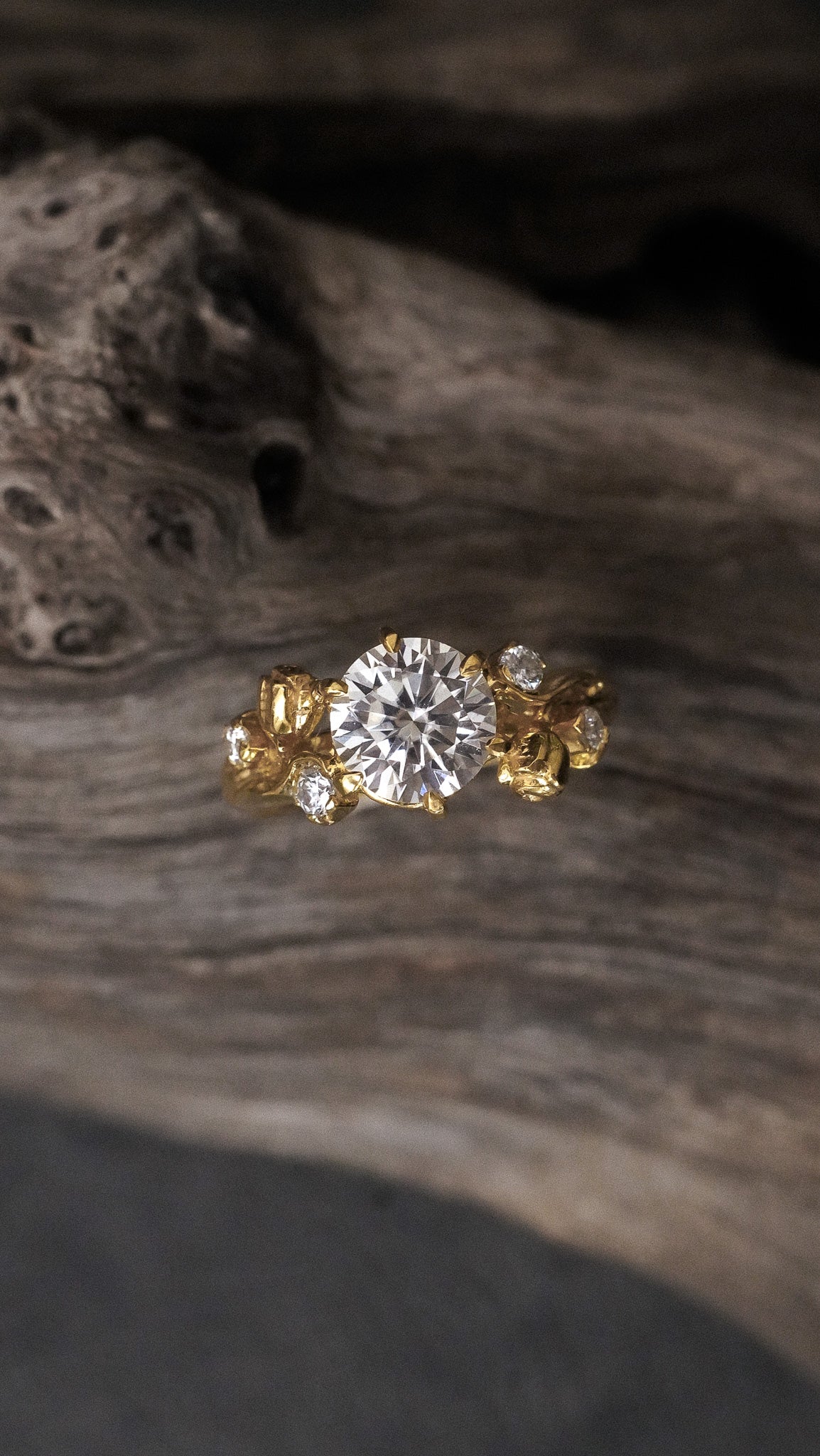 Alya - Tulip Ring with Round Stone in 18K Gold