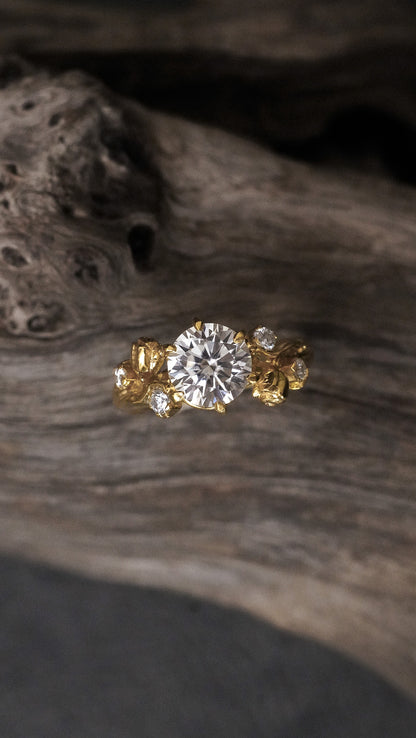 Alya - Tulip Ring with Round Stone in 18K Gold