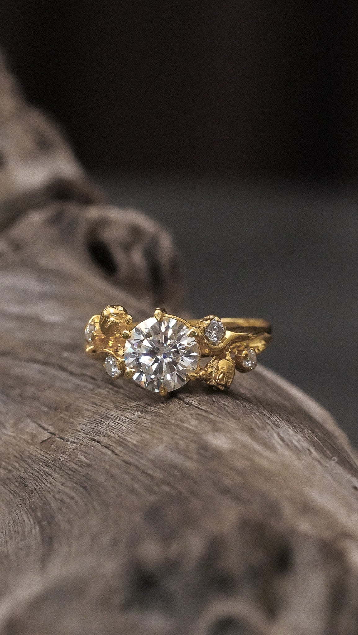 Alya - Tulip Ring with Round Stone in 18K Gold