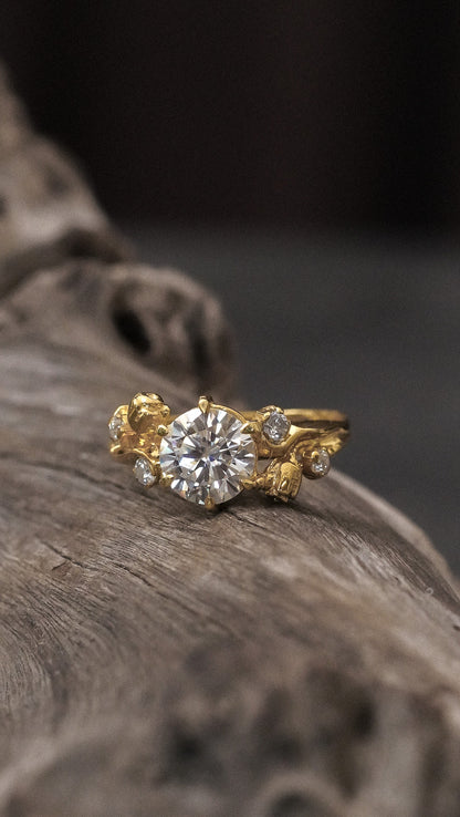 Alya - Tulip Ring with Round Stone in 18K Gold