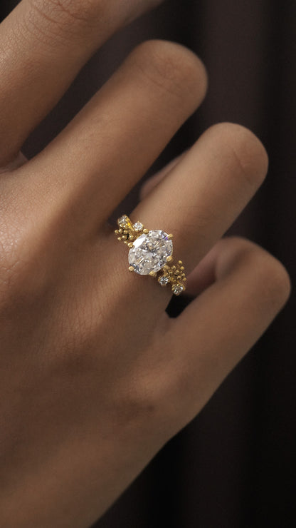 Benih Ring with Oval Stone in 18K Gold
