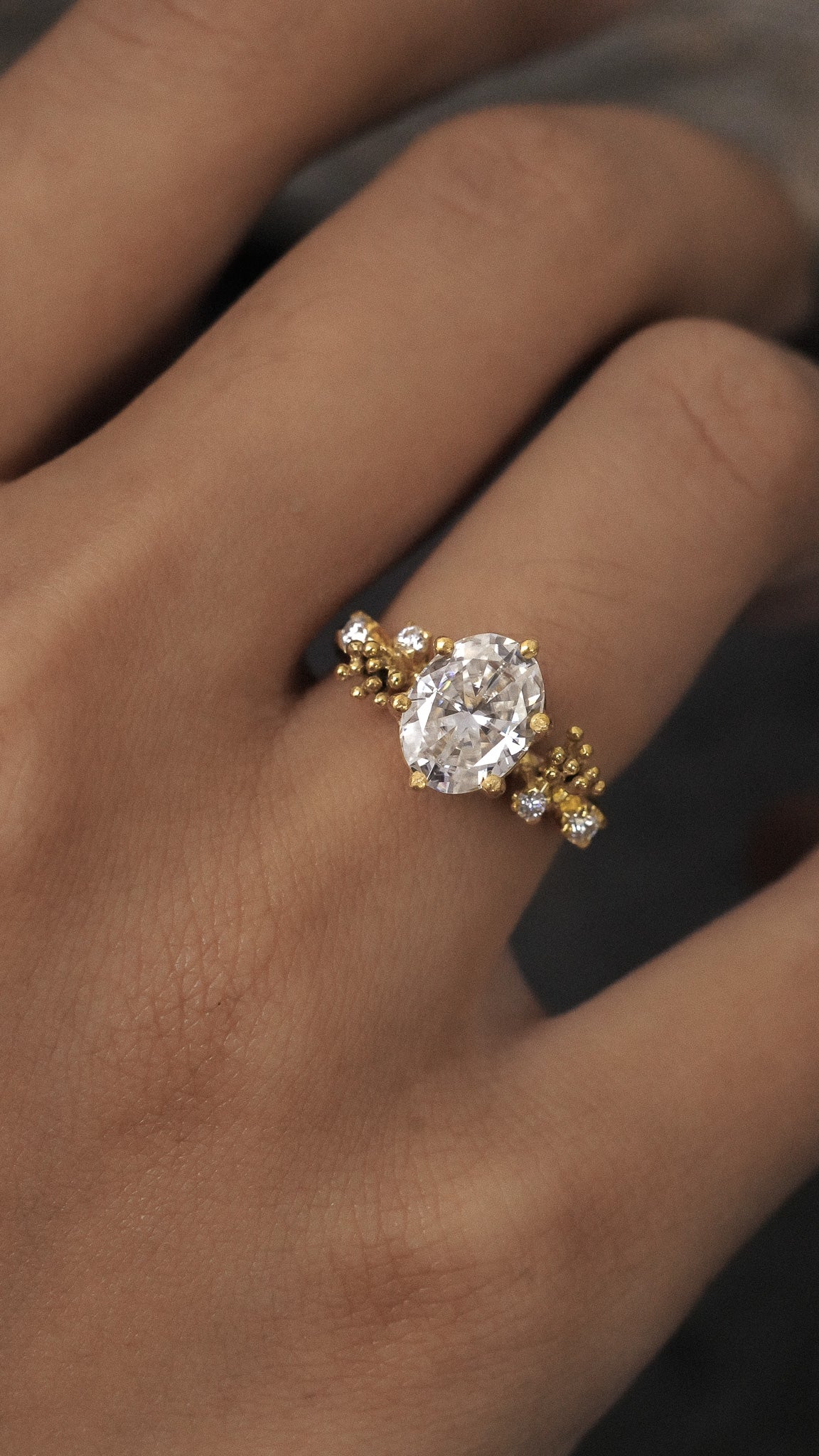 Benih Ring with Oval Stone in 18K Gold