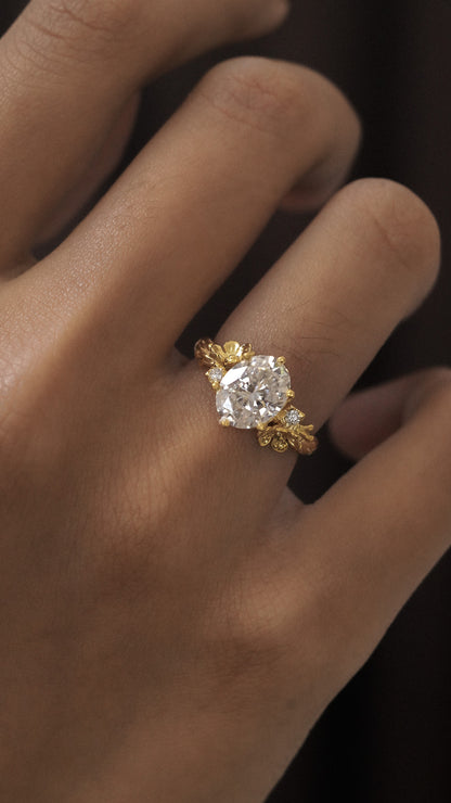 Mekar Ring with Oval Stone in 18K Gold