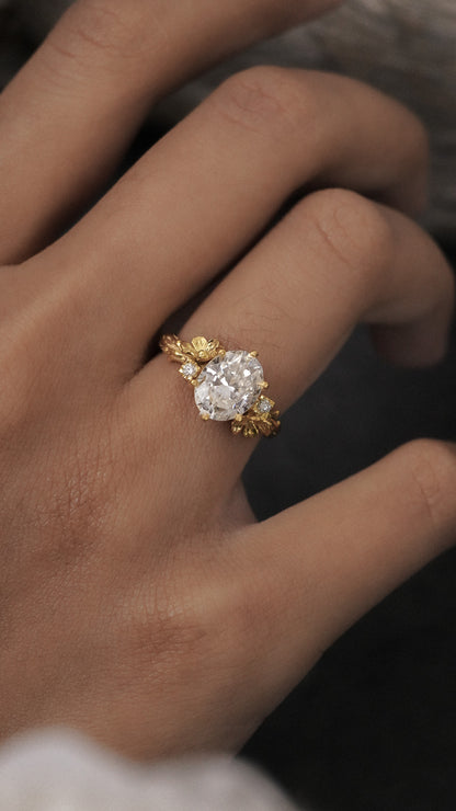 Mekar Ring with Oval Stone in 18K Gold