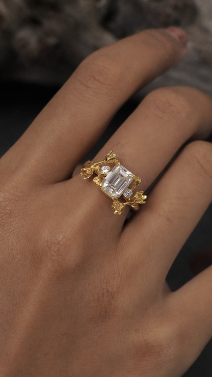 Cahya Senja - Tuberose Ring with Emerald Stone in 18K Gold