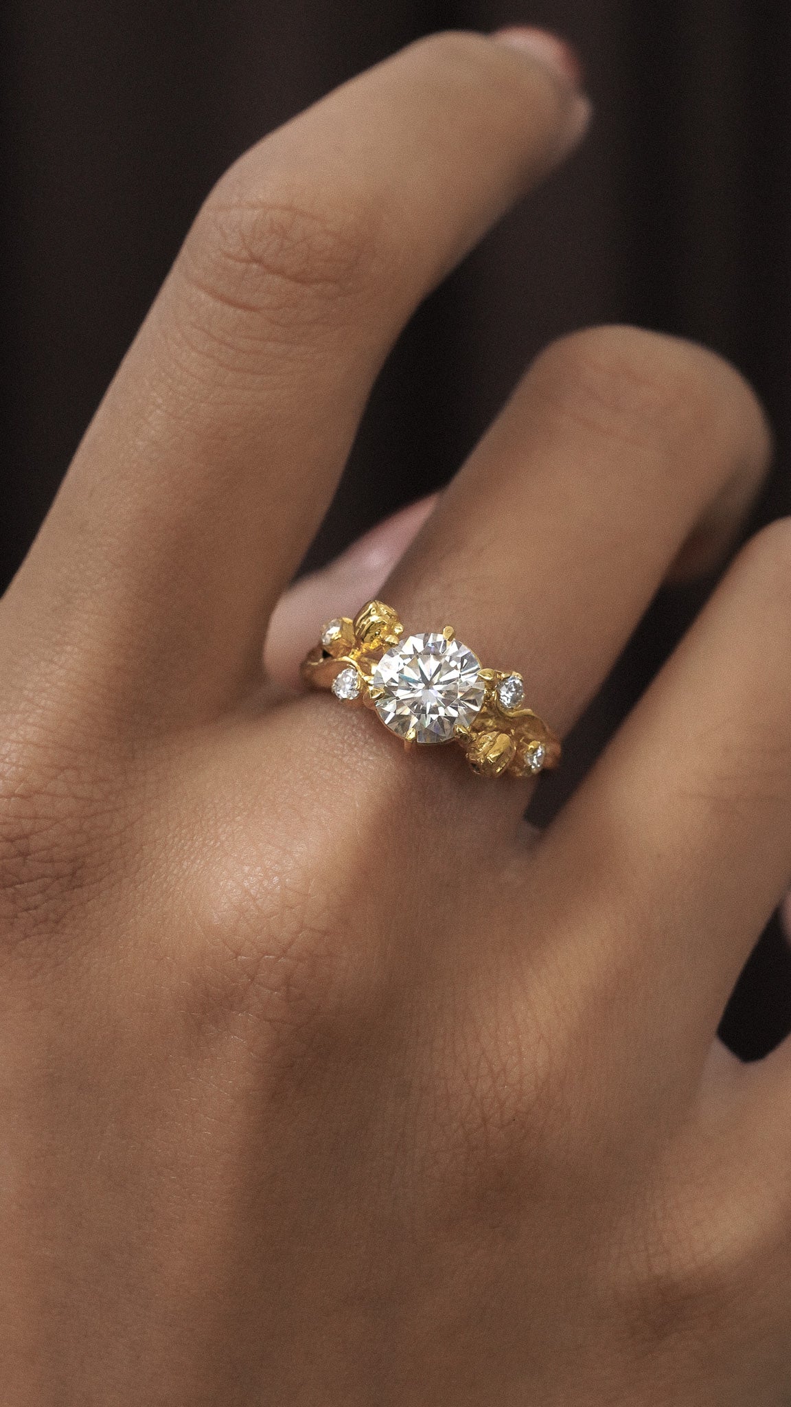 Alya - Tulip Ring with Round Stone in 18K Gold