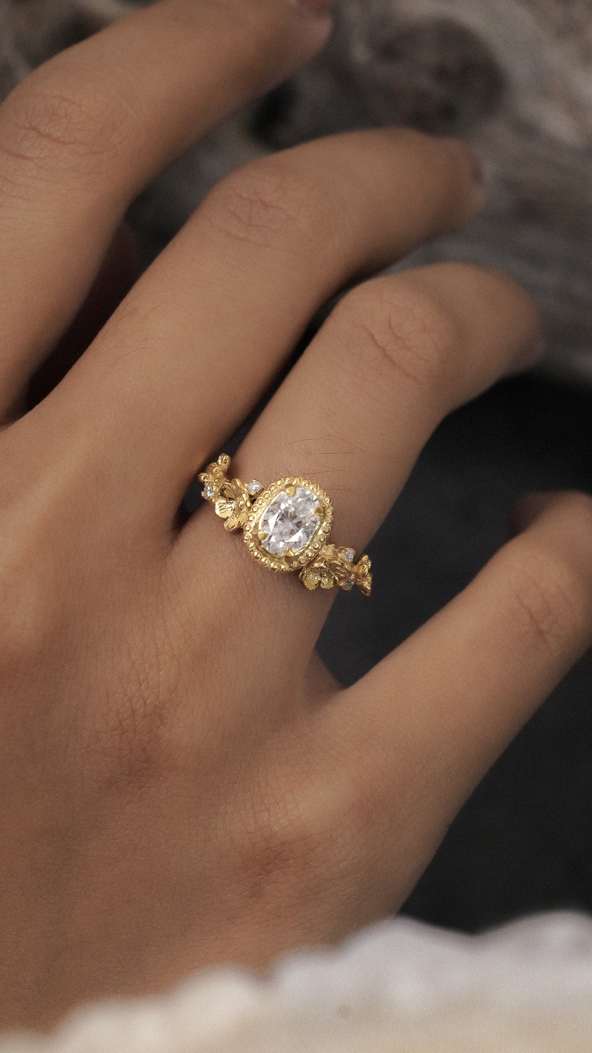 Ayana Ring with Oval Stone in 18K Gold