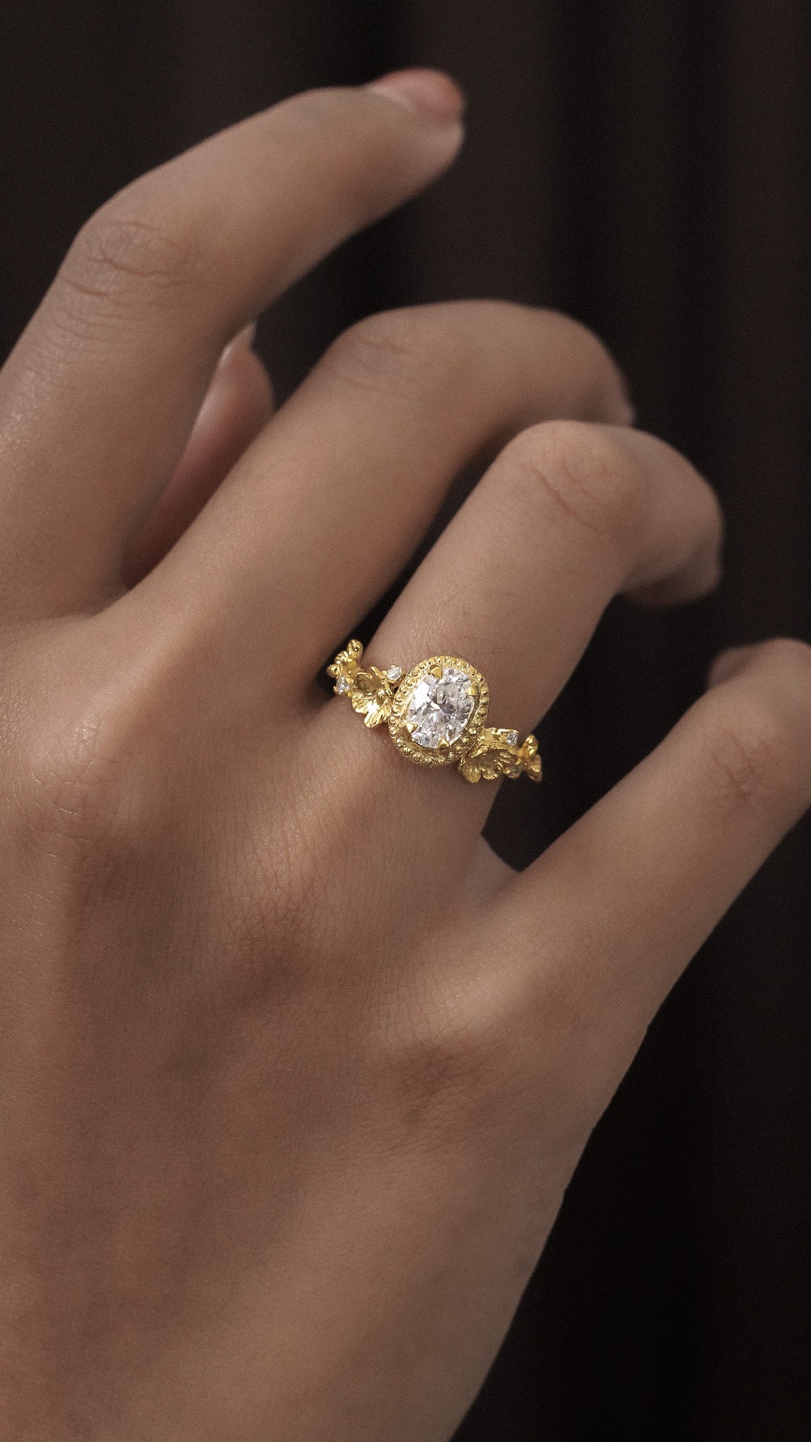 Ayana Ring with Oval Stone in 18K Gold