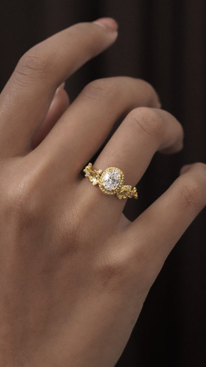 Ayana Ring with Oval Stone in 18K Gold