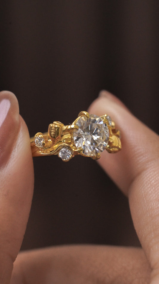 Alya - Tulip Ring with Round Stone in 18K Gold