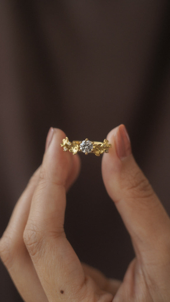 Kembang Ring 18k Gold with 0,5 carat