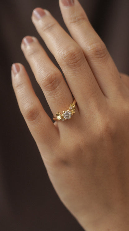 Eternal Kembang Ring 18k Gold with 0,5 carat