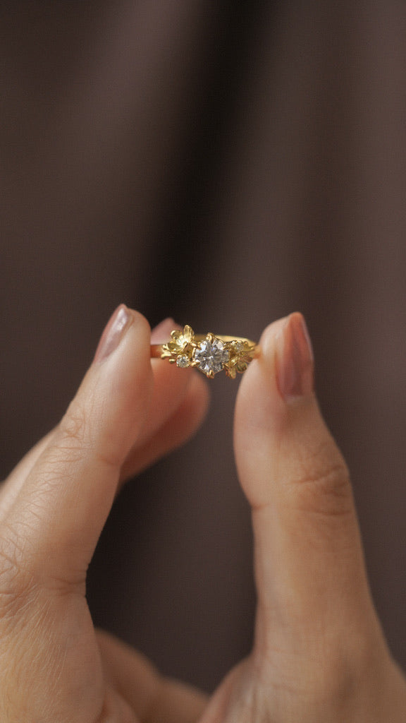 Eternal Kembang Ring 18k Gold with 0,5 carat