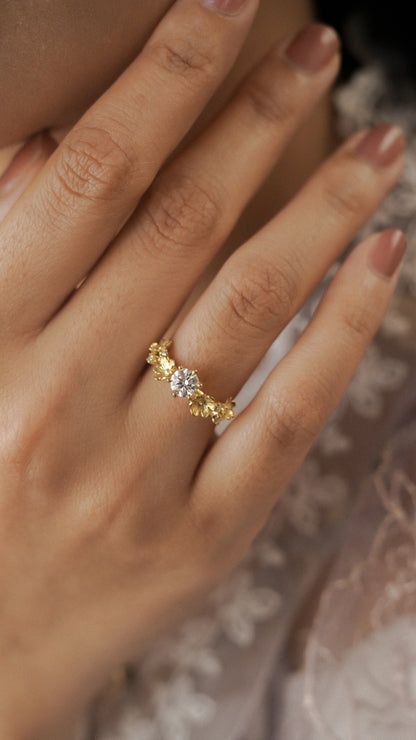 Kembang Ring 18k Gold with 0,5 carat