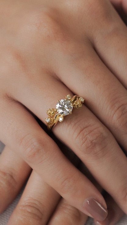 Tulip Solitaire Ring with Round Stone in 18K Gold