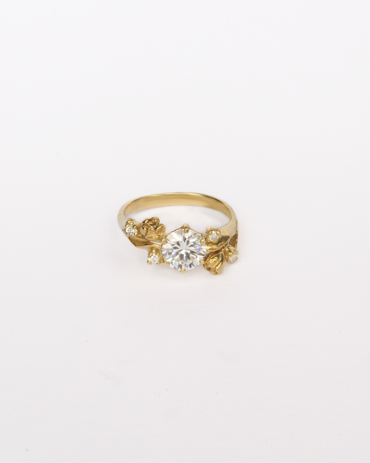 Tulip Solitaire Ring with Round Stone in 18K Gold