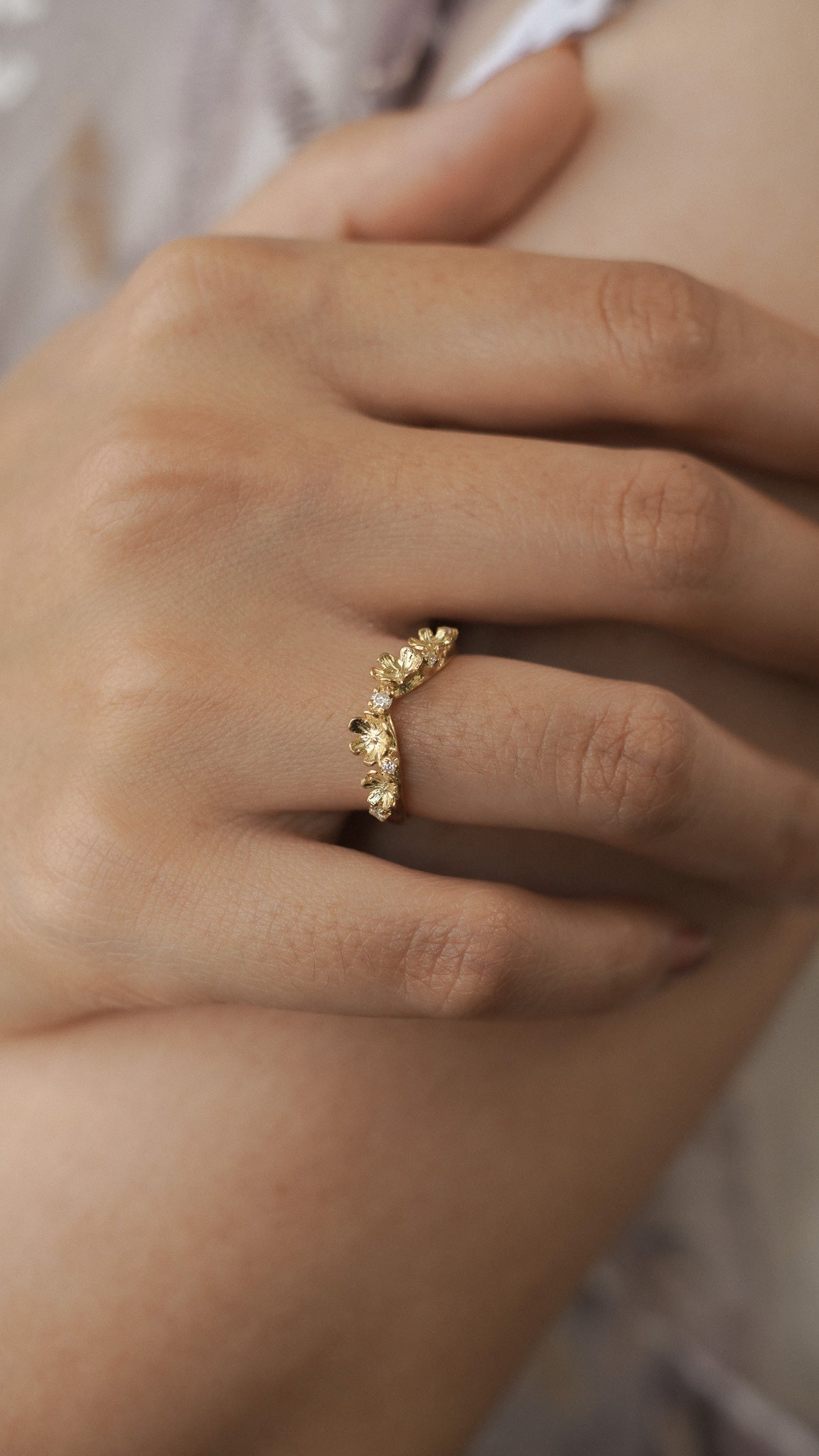 Lila Ring with Round Stone in 18K Gold