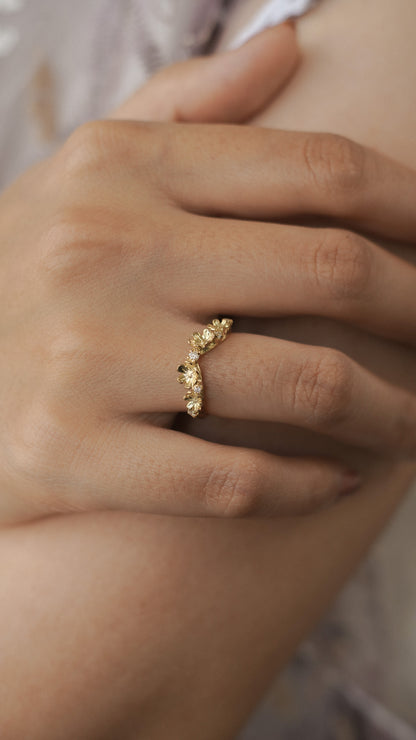 Lila Ring with Round Stone in 18K Gold