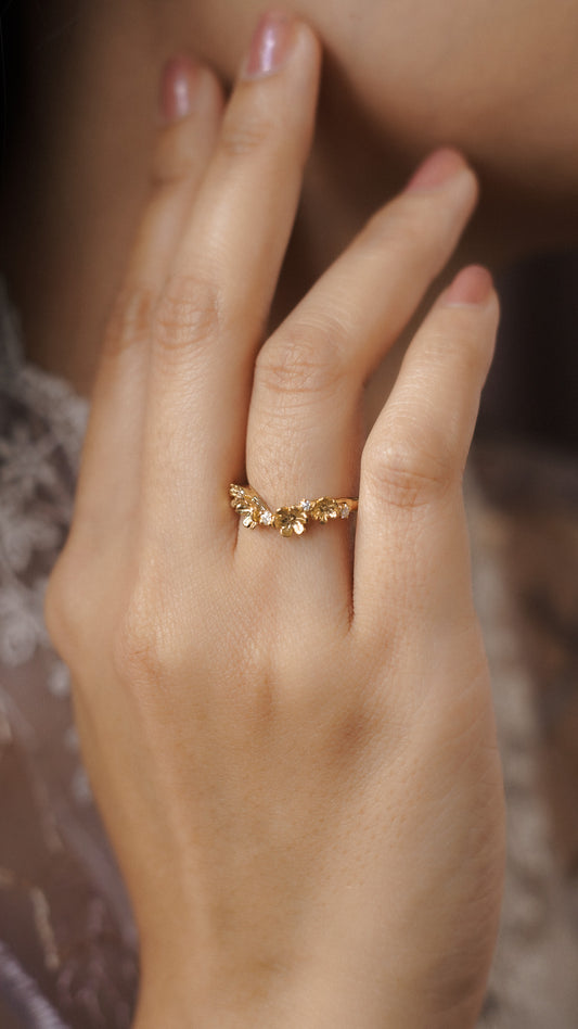 Lila Ring with Round Stone in 18K Gold
