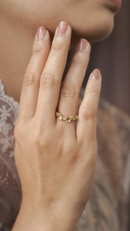 Lila Ring with Round Stone in 18K Gold
