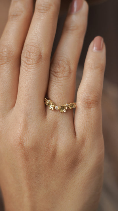 Lila Ring with Round Stone in 18K Gold