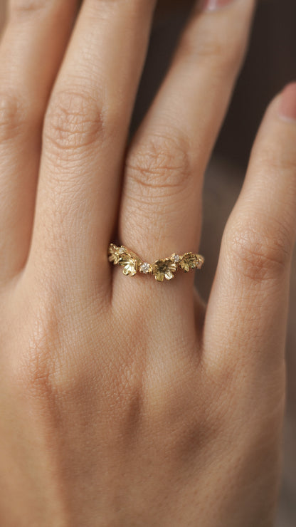 Lila Ring with Round Stone in 18K Gold