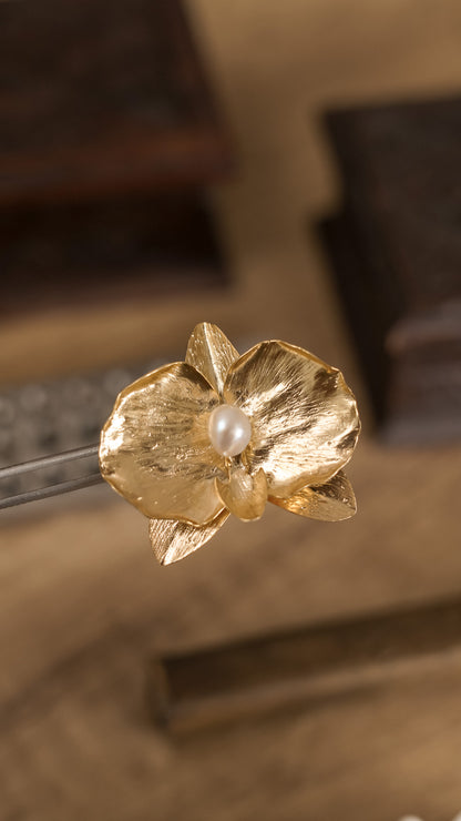 Moon Orchid Brooch in Silver