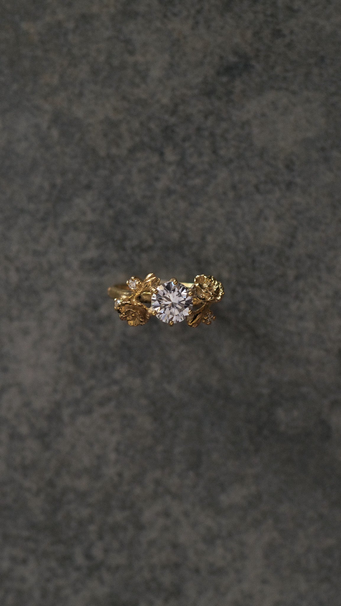 Poppy Solitaire Ring with Round Stone in 18K Gold