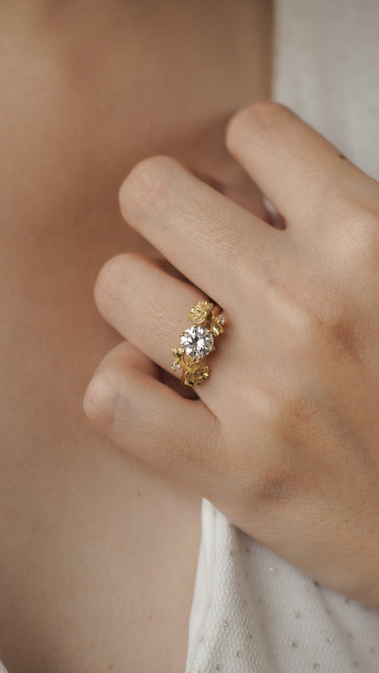 Poppy Solitaire Ring with Round Stone in 18K Gold