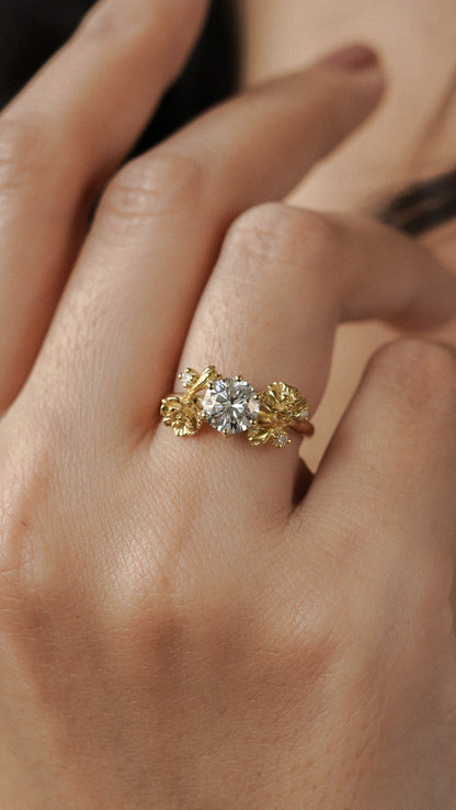 Poppy Solitaire Ring with Round Stone in 18K Gold